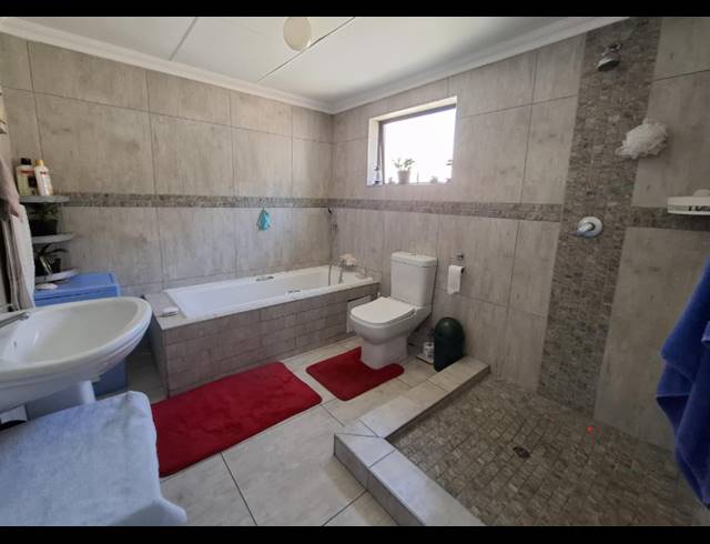 6 BEDROOM HOUSE FOR SALE IN LINMEYER
